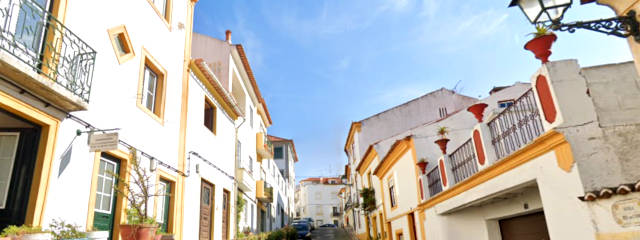 Rua no centro de Abrantes, Médio Tejo (Santarém), Centro &copy; Google Earth Pro