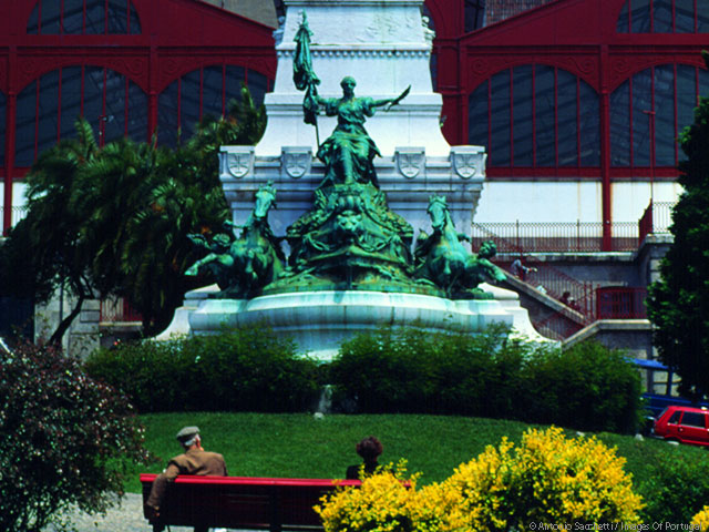 Statua su Avenida dos Aliados, città di Porto, Porto &copy; Antonio Sacchetti / Images of Portugal
