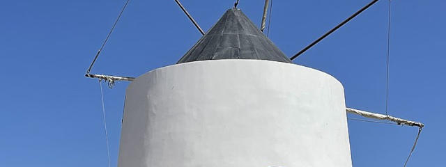 Moinho de vento em Odeceixe, Costa Vicentina, Distrito de Faro (Algarve) &copy; Lolo7303 / CC, ilustração