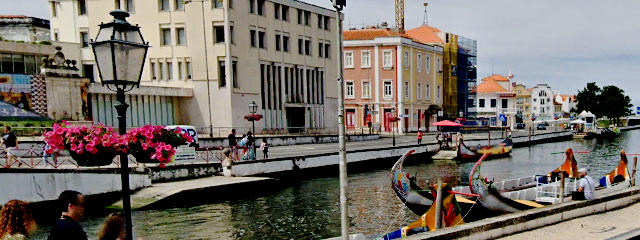 Vista do Centro de Aveiro e os barcos moliceiros &copy; Google Earth Pro