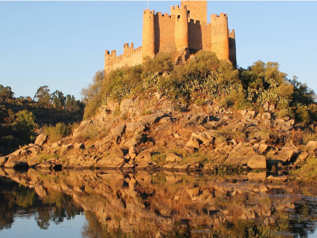 Castelo de Almourol, Ribatejo, Portugal, Portugal &copy; RCP / Ilustração