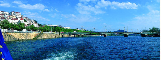 Vista de Coimbra &copy;  Paulo Magalhães / Images of Portugal, ilustração