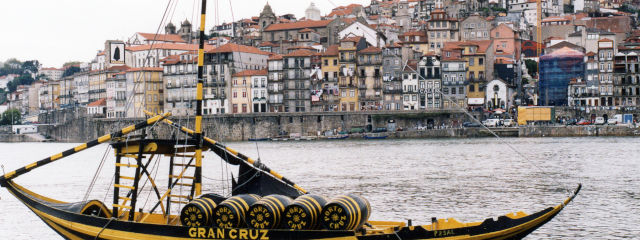Barco rabelo, barco típico que transportava outrora as pipas do vinho do Porto &copy; Ilustração