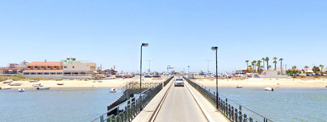 À direita, a Praia de Faro; à esquerda, a Ilha da Culatra, em Faro, Distrito de Faro (Algarve) &copy; Google Earth Pro