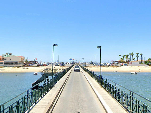 Atravessando a Ria Formosa, Faro, Distrito de Faro (Algarve) &copy; Google Earth Pro