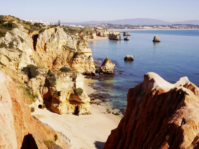 Vista da Costa d'Oiro, Lagos, Distrito de Faro, Algarve &copy;  / CM de Lagos, ilustração