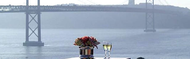 Lisboa, com vista da Ponte 25 de Abril e Rio Tejo &copy; / Images of Portugal, ilustração