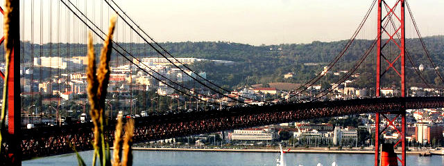 Ponte 25 de Abril sobre o Rio Tejo, Cidade de Lisboa, Estremadura, Centro de Portugal &copy; / Images of Portugal