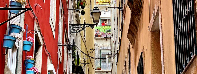 Rua no Bairro popular de Alfama, Lisboa &copy; Vitor Oliveira / CC