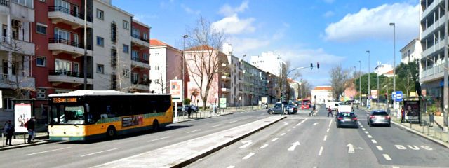 Avenida de Roma, perto do metrô Alvalade, Freguesia de Alvalade, Lisboa &copy; Google Earth Pro
