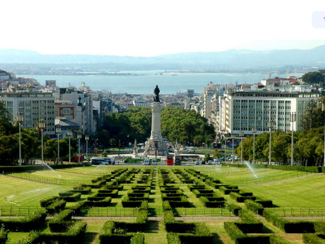 Vista do Parque Eduardo VII e de Lisboa até a margem sul do Rio Tejo, Freguesia de Avenidas Novas, Lisboa &copy; JF Avenidas Novas, ilustração