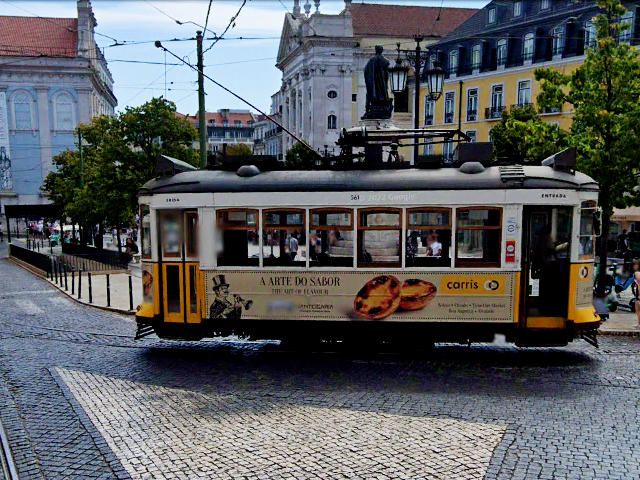 Bondinho (Elétrico) na Praça Camões, Bairro Alto, Lisboa &copy; Google Earth Pro