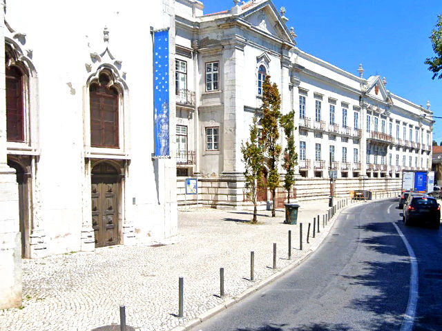 Fachada do Convento Madre de Deus (Museu Nacional do Azulejo), Freguesia de Beato, Lisboa &copy; Google Earth Pro