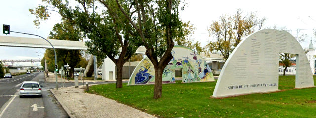 Passarela sobre a Avenida Marginal e acesso ao Terminal dos Ferries de Belém, Freguesia de Belém, Lisboa &copy; Google Earth Pro
