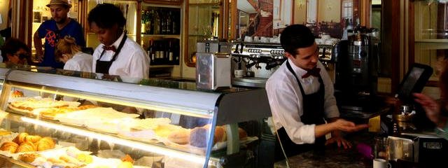 Café Confeitaria Nacional, no bairro do Rossio, Centro Histórico de Lisboa &copy; / ilustração