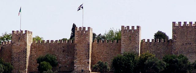 Vista das Muralhas do Castelo de São Jorge, Colina de São Jorge, Lisboa &copy; fulviusbsas / CC