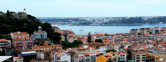 Vista do Castelo de São Jorge, na Colina de São Jorge, Lisboa &copy; / Internet, ilustração