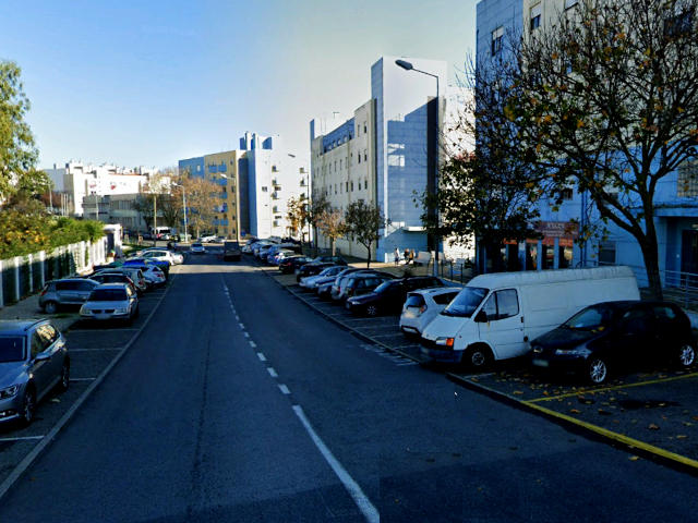 Apartamentos sociais na Rua Antônio Gedeão, zona central de Marvila, Freguesia de Marvila, Lisboa &copy; Google Earth Pro