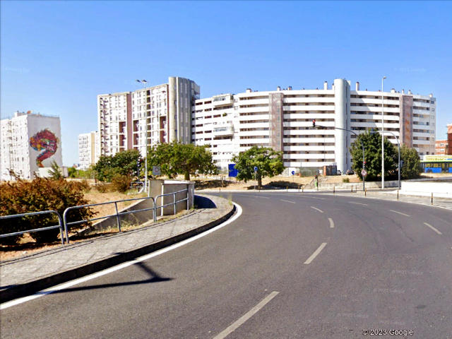 Alojamentos sociais na Avenida do Santo Condestável, Freguesia de Marvila, Lisboa &copy; Google Earth Pro