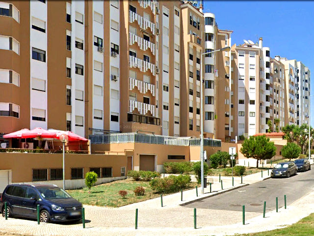 Imóveis residenciais na Estrada São Bartolomeu, Freguesia de Santa Clara, Lisboa &copy; Google Earth Pro