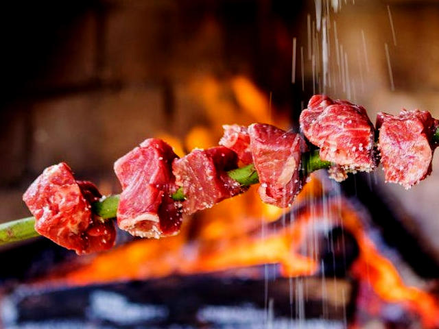 Espetada típica da Ilha da Madeira, Portugal &copy; Confraria Enogastronômica da Madeira, ilustração