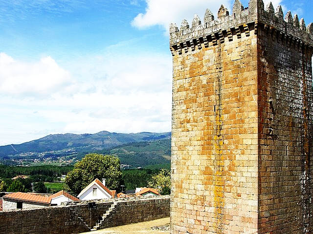 Vista do Castelo (centro) em Melgaço, distrito de Viana do Castelo, Alto Minho &copy; Inácio Pires / Wikipedia, ilustração