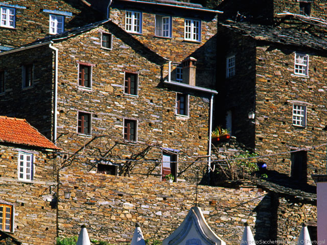 Piódão, aldeiá histórica e típica de Portugal &copy; Images of Portugal