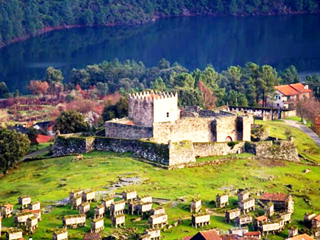 Castelo e espigueiros na aldeia histórica de Lindoso, Ponte da Barca, Viana do Castelo, Alto Minho &copy; Economista, ilustração