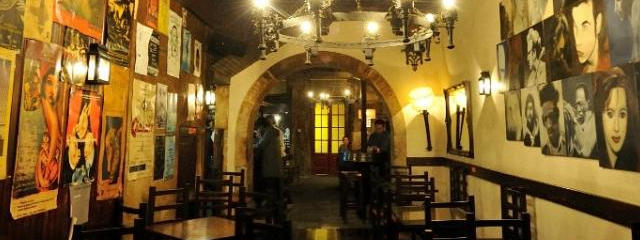 Bar Aduela, uno dei bar più vivaci di Porto &copy; Aduela, illustrazione