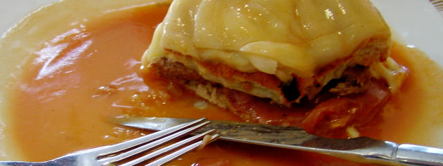 Francesinha, uno degli snack più popolari della città di Porto, distretto di Porto &copy; / Illustrazione