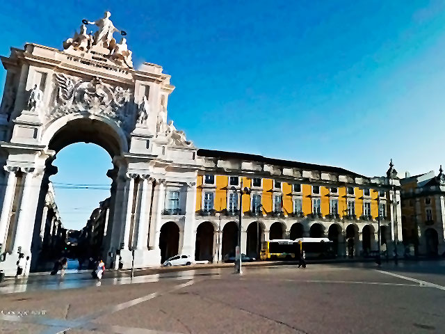 La monumentale Praça do Comércio, cartolina della capitale portoghese, Centro storico, Lisbona &copy; / Google Earth Pro