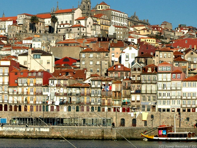 Vista del Cais da Ribeira do Porto, Ciudad de Oporto, Norte de Portugal &copy; / ilustración