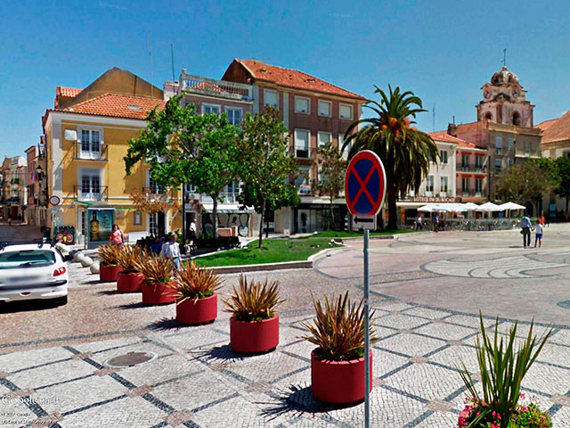 Praça no Centro de Setúbal, Distrito de Setúbal, Alentejo &copy; Google Earth Pro