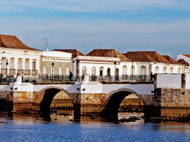Ponte de Tavira (detalhe), Algarve &copy; Internet / Ilustração