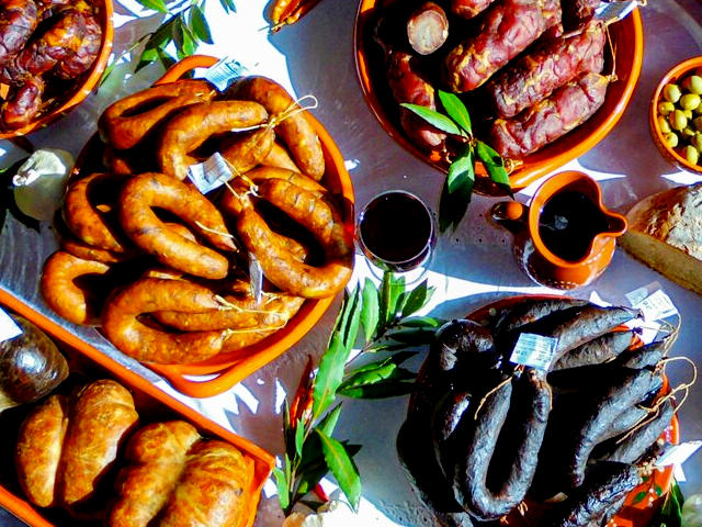 Fumeiro (produtos defumados) de Valpaços IGP, típico de Valpaços (Distrito de Vila Real), em Alto Douro Trás-os-Montes &copy; CM de Valpaços, ilustração