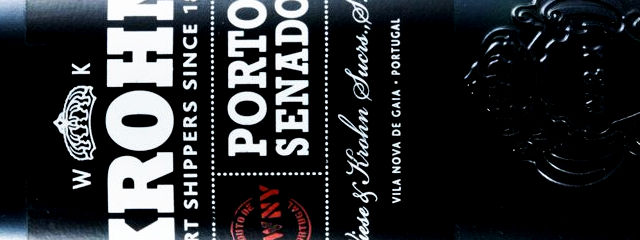 Vila Nova de Gaia, o célebre Vinho do Porto das adegas de Vila Nova de Gaia, Porto (fundo) &copy; Ari Oliveira